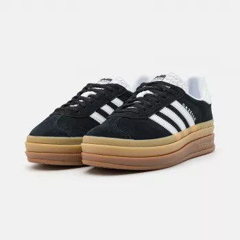 Jennifer Aniston’s adidas Sneakers: Stan Smith vs Superstar